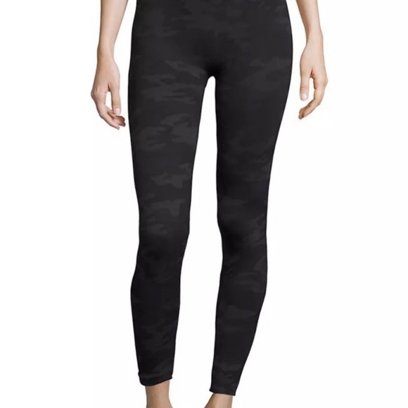 Spanx Look At Me Now Leggings Black Camo size M - Picture 10 of 10